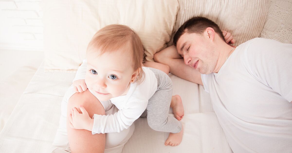 Child sleeping outlet between parents